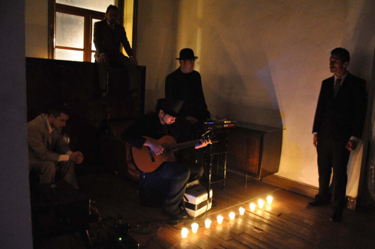 2015, Teatro Zentro
Con: César Gálvez, Misael Maldonado y Pavel Nateras.
Músicos: Miguel García y Ricardo Alemán
Diseño de espacio e iluminación: Leticia Olvera
Vestuario: Rodrigo Álvarez
Producción: César Omar Gálvez
Asistente de dirección: Elena Vargas
Asistente de Producción: Ana González